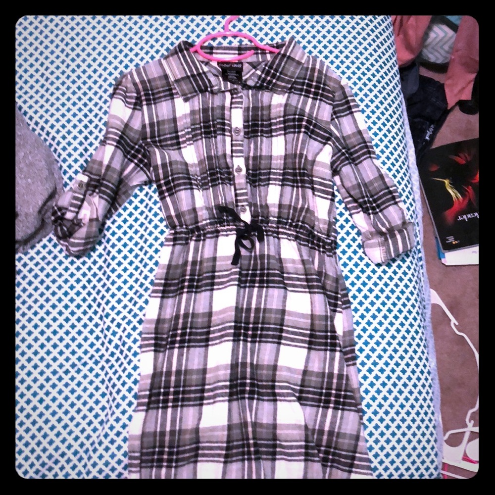 black and white dress, rolled up sleeves, buttoned